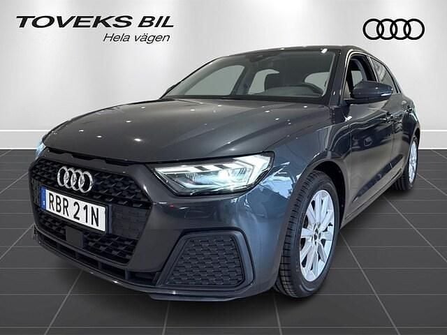 Grå (manhattangrå metallic) Begagnad 2025 Audi A1 Sportback Proline Halvkombi | 259 900 kr (Lite dyr) - Bild 1/4