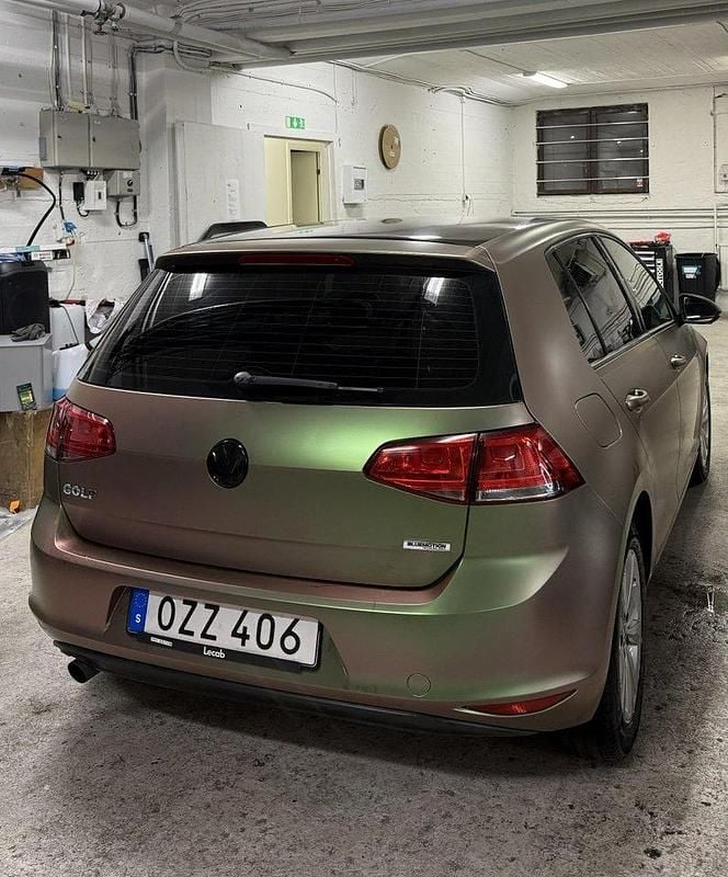 Vit Begagnad 2016 VW Golf VII Halvkombi | 140 000 kr (Marknadspris) - Bild 1/4