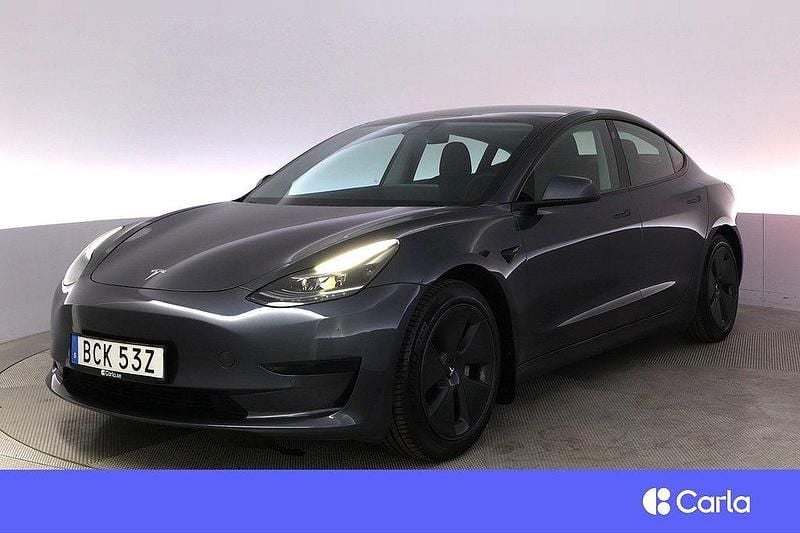 Grå Begagnad 2021 Tesla Model 3 Standard Range Plus Sedan | 258 900 kr (Marknadspris) - Bild 1/4