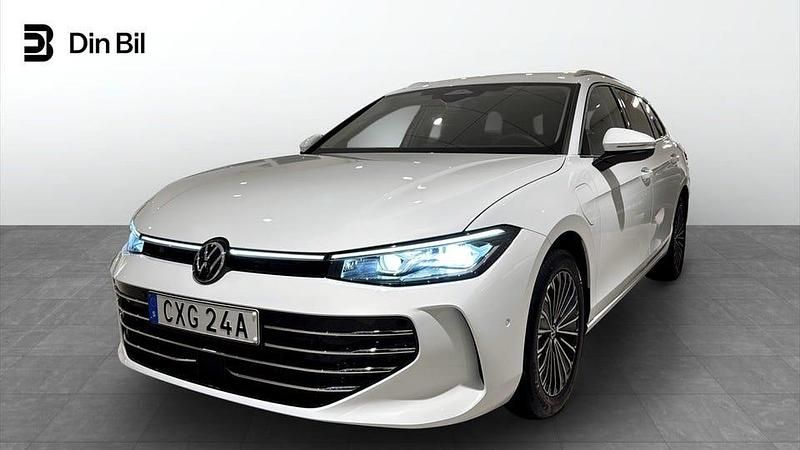 Vit Begagnad 2024 VW Passat Elegance Kombi | 449 900 kr - Bild 1/4