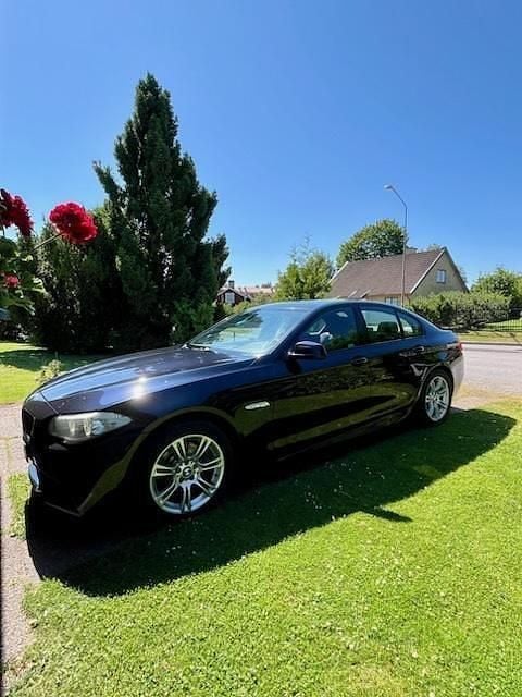 Svart Begagnad 2011 BMW 520 M Sport Sedan | 94 000 kr (Bra pris) - Bild 1/4