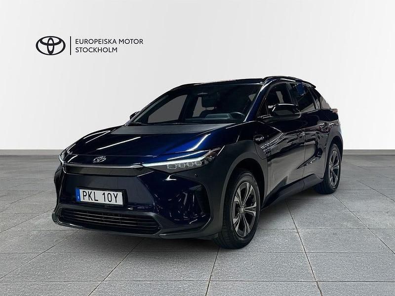 Mörkblå Begagnad 2023 Toyota bZ4X Style SUV | 359 900 kr (Bra pris) - Bild 1/4