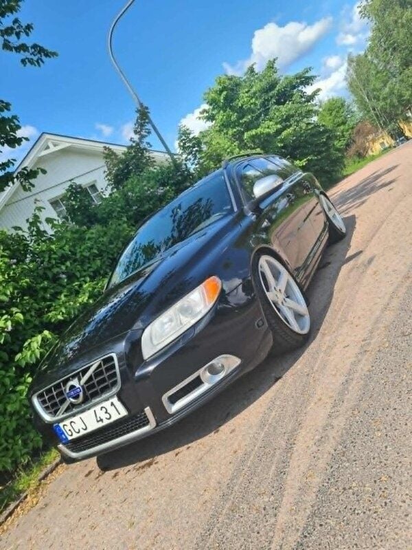 Svart Begagnad 2007 Volvo V70 Momentum Kombi | 65 000 kr (Lite dyr) - Bild 1/4