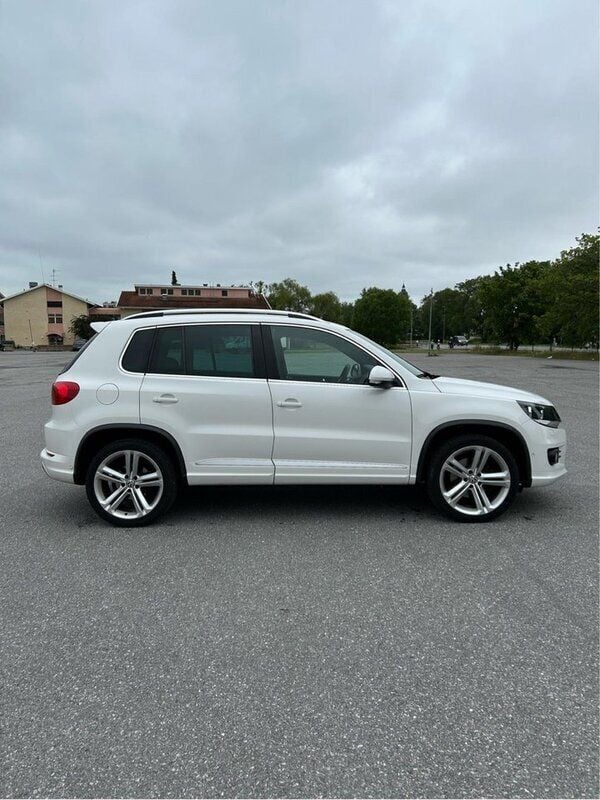 Vit Begagnad 2013 VW Tiguan Sportline SUV | 90 900 kr (Bra pris) - Bild 1/4