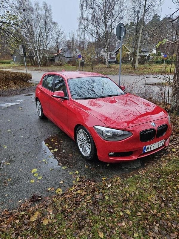 Röd Begagnad 2012 BMW 116 Halvkombi | 59 900 kr (Bra pris) - Bild 1/4