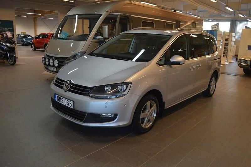 Silver Begagnad 2014 VW Sharan Minibuss | 115 000 kr (Marknadspris) - Bild 1/4
