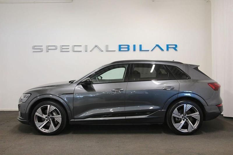 Begagnad Audi Q8 e-tron S-Line 300 kW (408 HK) 2023 Grå SUV