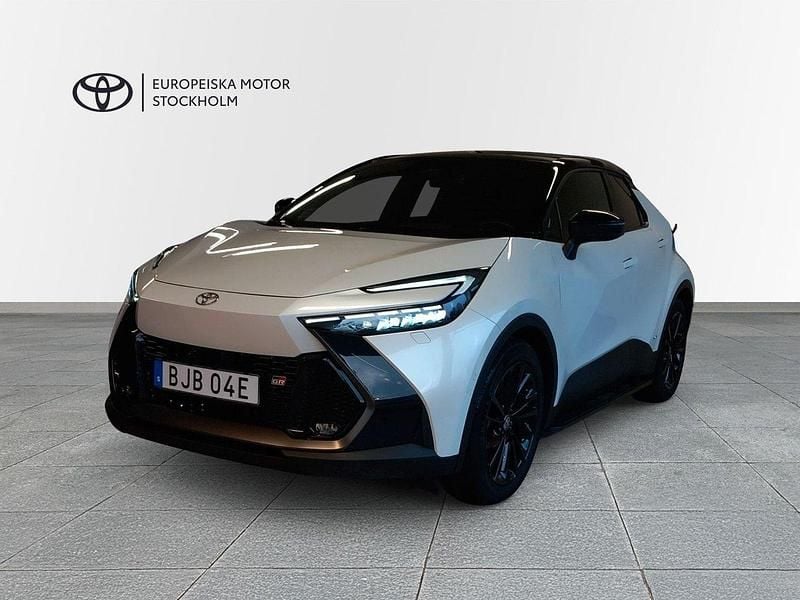 Vit Begagnad 2024 Toyota C-HR+ Sport SUV | 429 900 kr (Marknadspris) - Bild 1/3