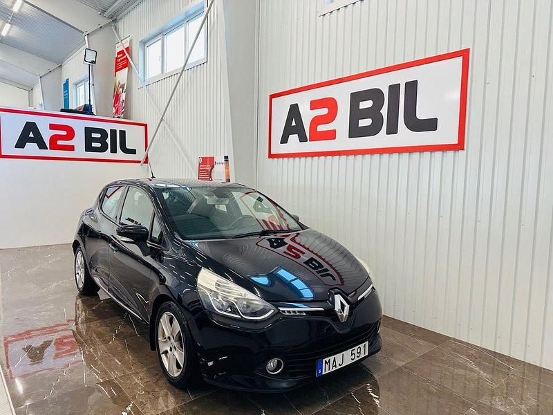 Svart Begagnad 2013 Renault Clio IV Dynamique Halvkombi | 49 900 kr (Marknadspris) - Bild 1/4