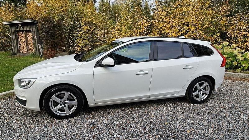 Vit Begagnad 2017 Volvo V60 Kinetic Kombi | 139 000 kr (Superpris) - Bild 1/4