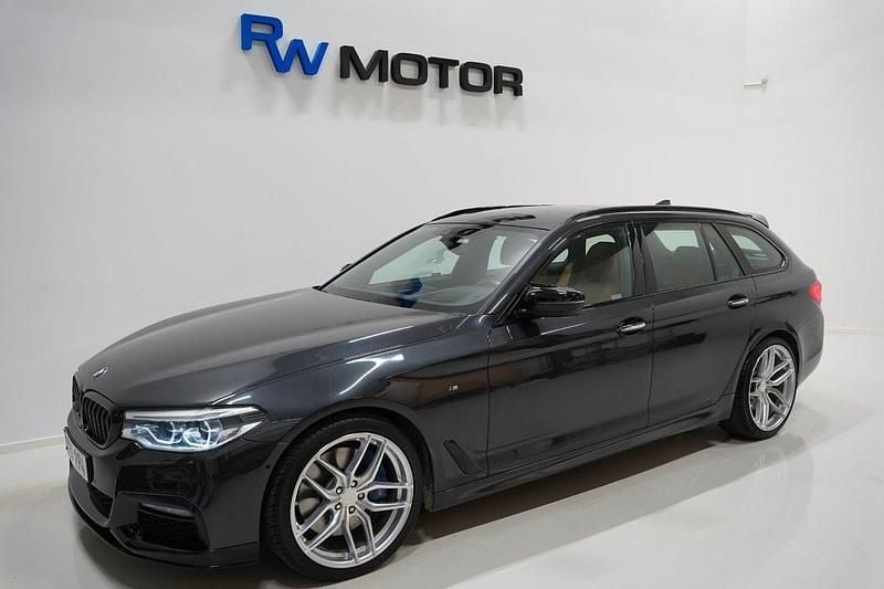 Grå Begagnad 2018 BMW 540 M Sport Kombi | 354 900 kr (Marknadspris) - Bild 1/4