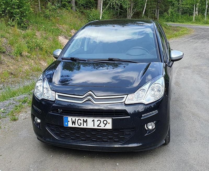 Svart Begagnad 2015 Citroën C3 Halvkombi | 50 000 kr (Marknadspris) - Bild 1/4
