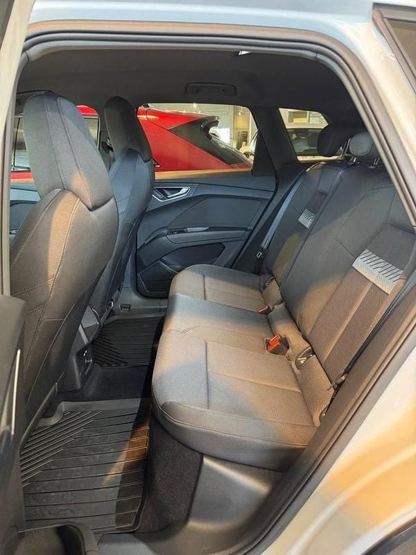 Begagnad Audi Q4 e-tron Advanced 194 kW (265 HK) 2024 Vit SUV