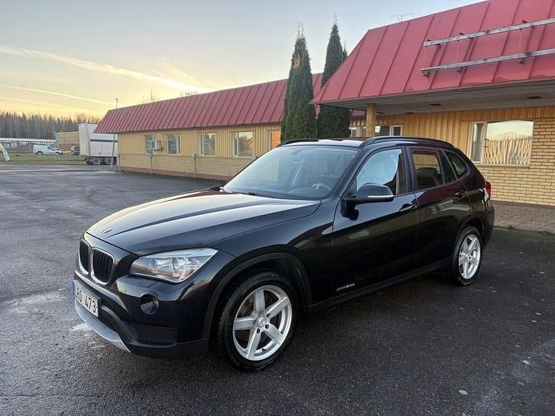 Svart Begagnad 2013 BMW X1 SUV | 139 900 kr (Marknadspris) - Bild 1/4