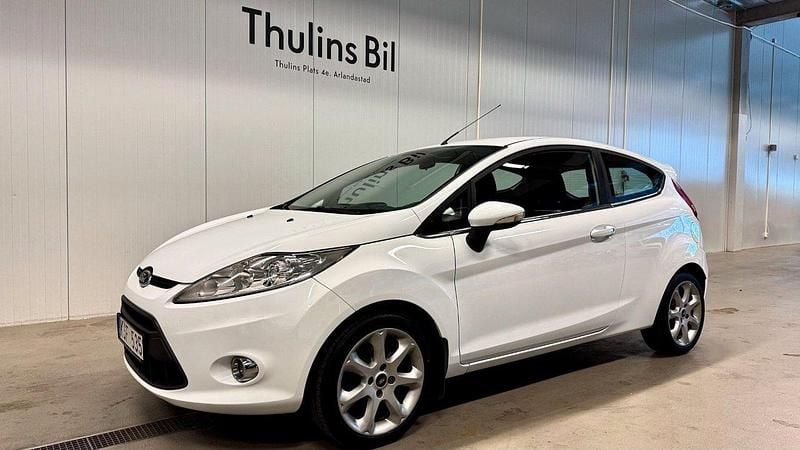 Vit Begagnad 2010 Ford Fiesta Titanium Halvkombi | 49 900 kr (Marknadspris) - Bild 1/4