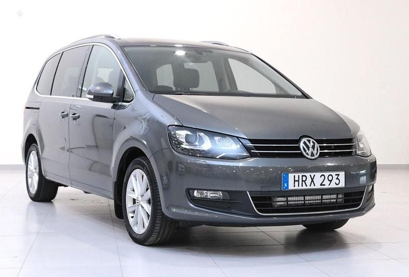 Mörkgrå Begagnad 2017 VW Sharan Minibuss | 169 900 kr (Marknadspris) - Bild 1/4