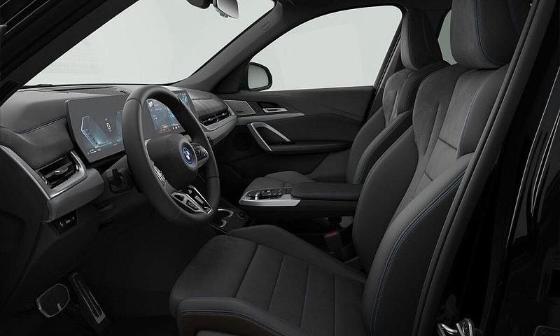 Svart Ny 2025 BMW X1 Comfort Edition SUV | 654 800 kr - Bild 1/1