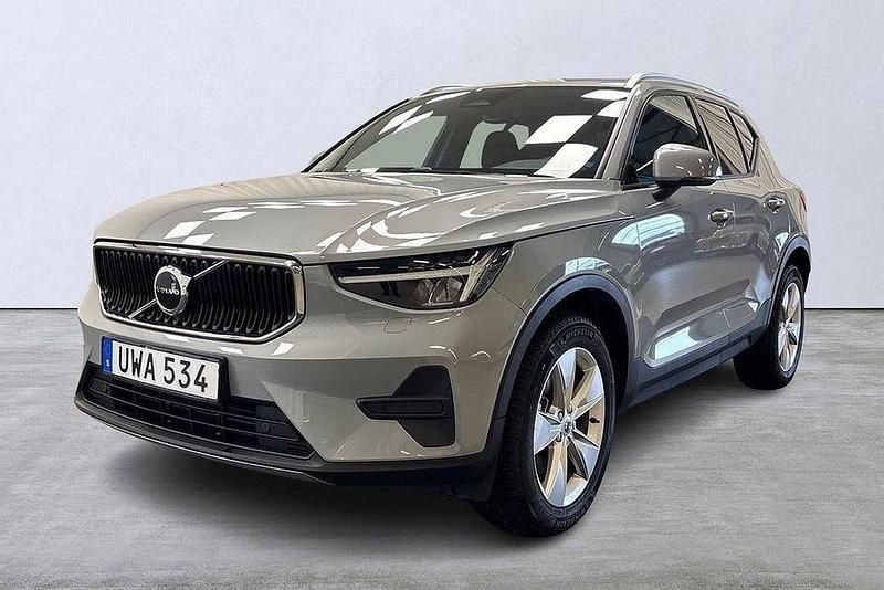Grå Begagnad 2023 Volvo XC40 Core SUV | 349 900 kr (Marknadspris) - Bild 1/4