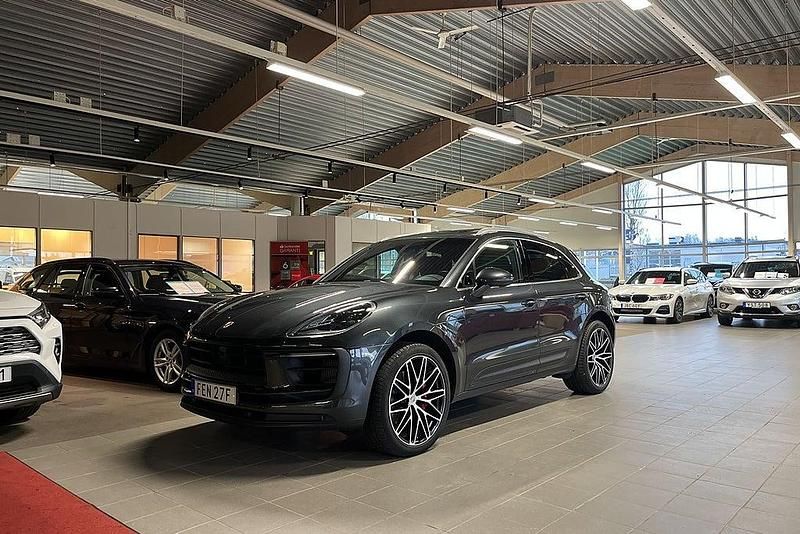 Grå Begagnad 2023 Porsche Macan S SUV | 795 000 kr (Lite dyr) - Bild 1/4