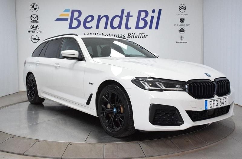 Vit Begagnad 2022 BMW 530e M Sport Kombi | 379 500 kr (Dyr) - Bild 1/3