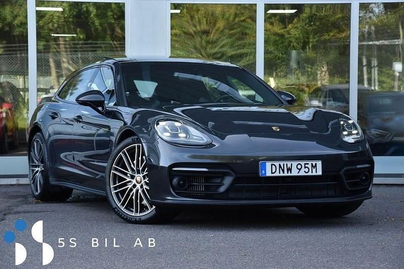 Grå Begagnad 2021 Porsche Panamera 4 Sport Turismo Sedan | 749 900 kr (Marknadspris) - Bild 1/2