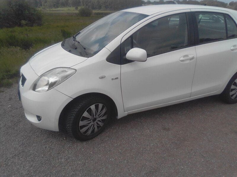 Vit Begagnad 2007 Toyota Yaris Halvkombi | 39 990 kr (Bra pris) - Bild 1/4