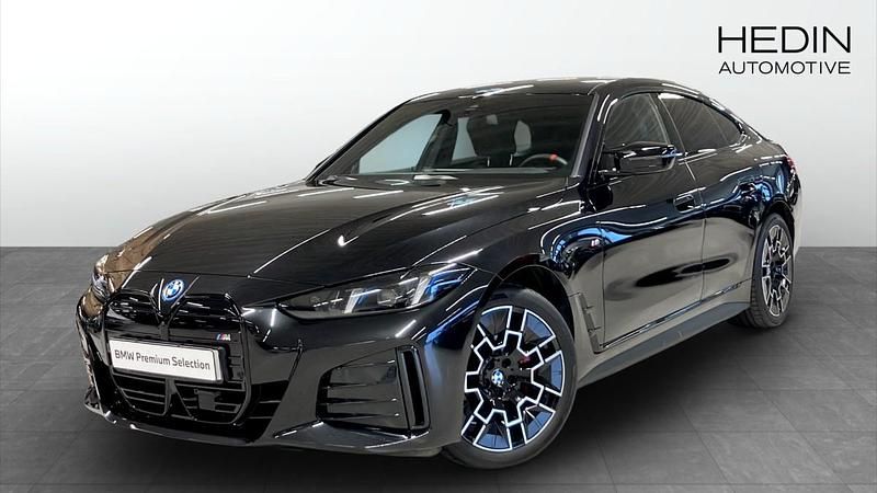 Svart (black) Begagnad 2025 BMW i4 Sedan | 668 700 kr - Bild 1/4