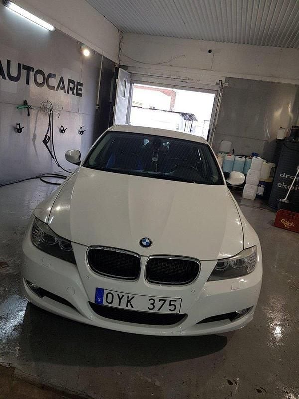 Vit Begagnad 2011 BMW 318 Comfort Edition Sedan | 76 000 kr (Lite dyr) - Bild 1/4