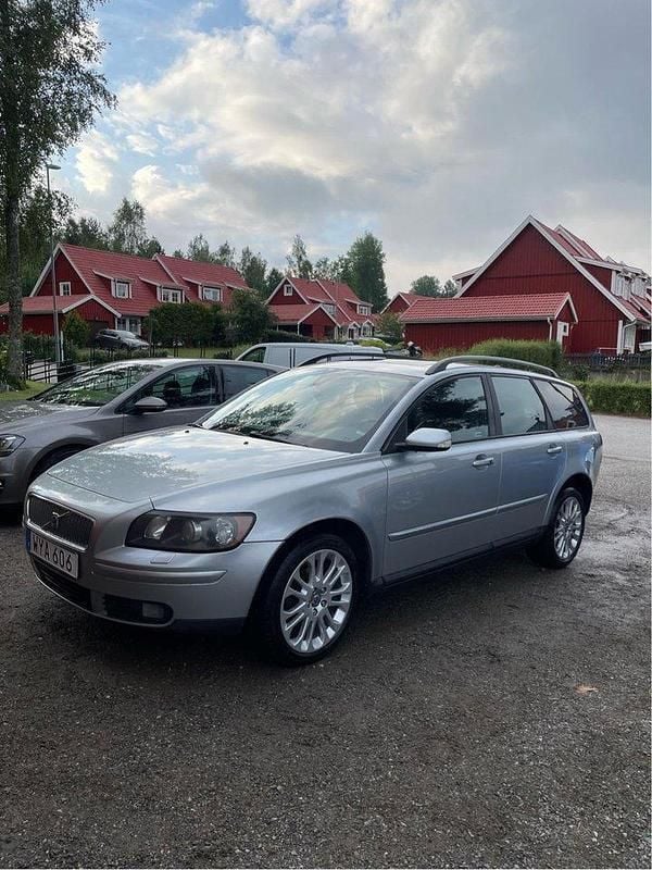 Silver Begagnad 2006 Volvo V50 Summum Kombi | 30 000 kr (Marknadspris) - Bild 1/4