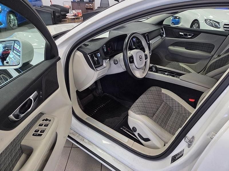 Begagnad Volvo V60 Momentum 197 HK (144 kW) 2021 Vit Kombi