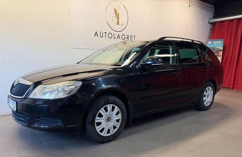 Svart Begagnad 2010 Skoda Octavia Kombi | 39 900 kr (Marknadspris) - Bild 1/4