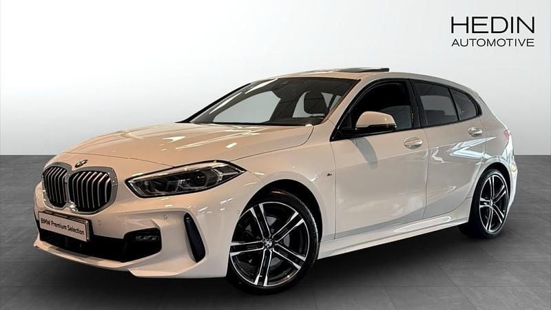 Vit (white) Begagnad 2020 BMW 118 M Sport Halvkombi | 248 700 kr (Marknadspris) - Bild 1/4