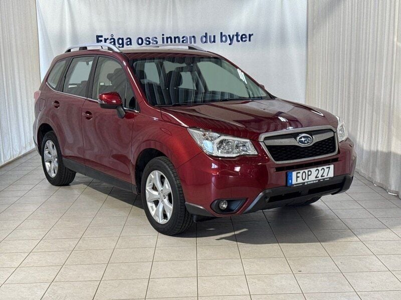 Ljusröd Begagnad 2015 Subaru Forester SUV | 189 900 kr (Bra pris) - Bild 1/4