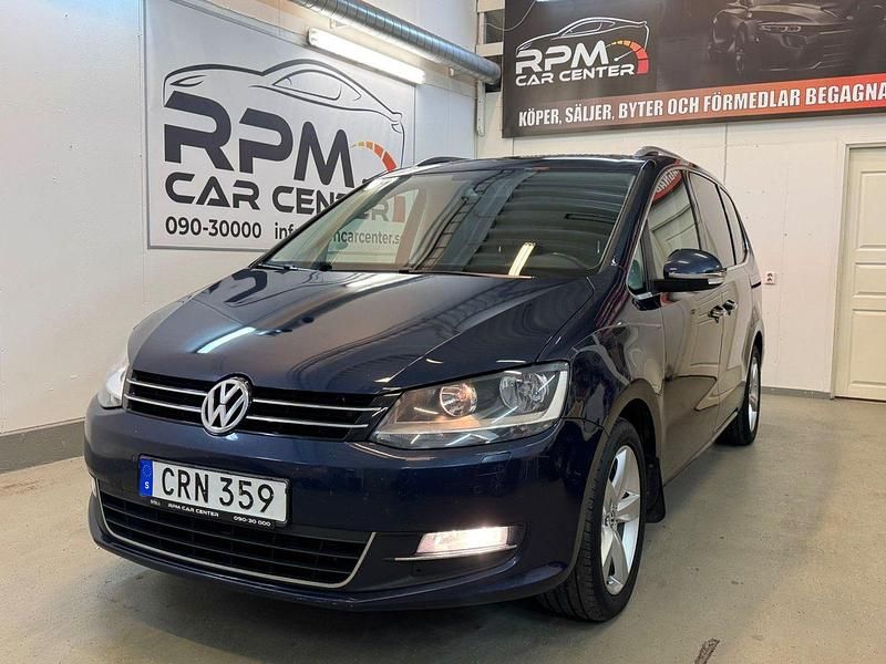 Mörkblå (blå) Begagnad 2014 VW Sharan GT Minibuss | 184 900 kr (Lite dyr) - Bild 1/4