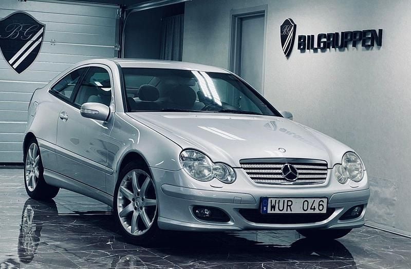 Silver Begagnad 2005 Mercedes C230 Sportkupé | 59 000 kr (Lite dyr) - Bild 1/4