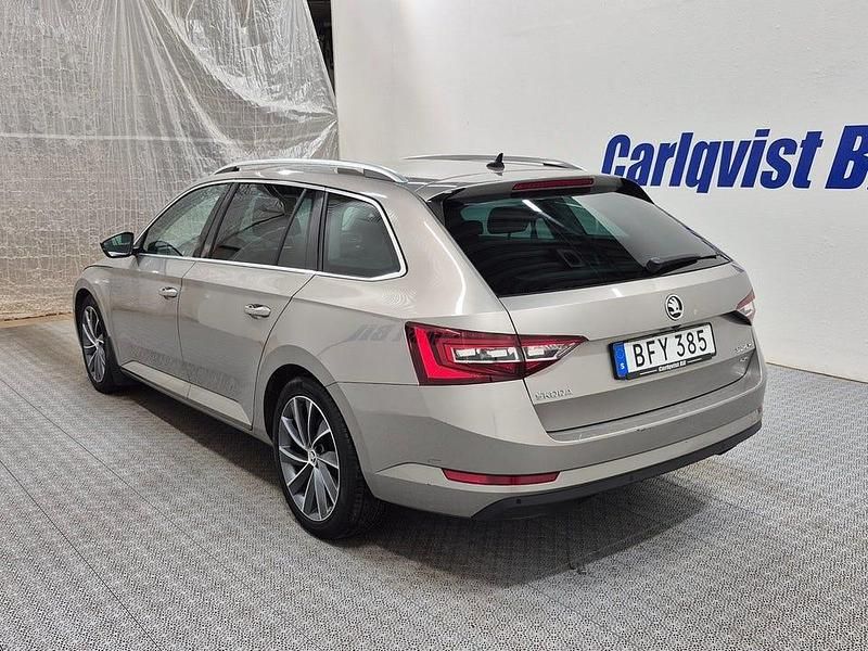 Cappuccino beige metallic Begagnad 2019 Skoda Superb LAURIN & KLEMENT Kombi | 199 000 kr (Marknadspris) - Bild 1/4