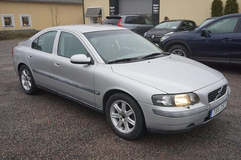 Ljusgrå Begagnad 2002 Volvo S60 Sedan | 29 900 kr (Marknadspris) - Bild 1/4