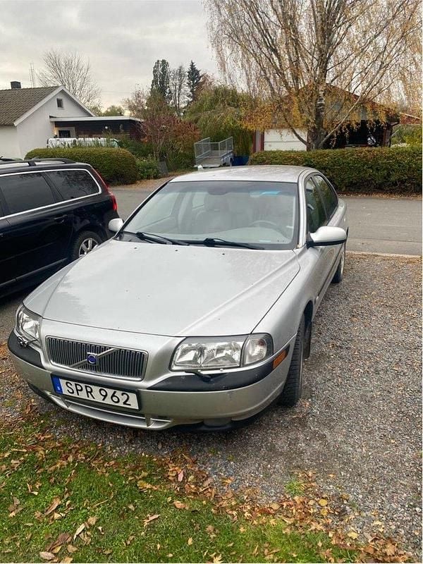 Grå Begagnad 2001 Volvo S80 Sedan | 21 000 kr (Dyr) - Bild 1/4