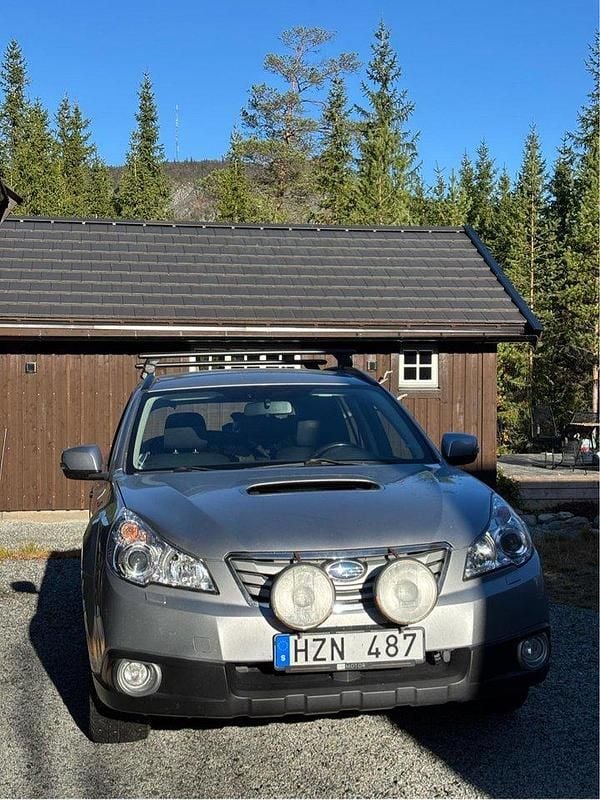 Silver Begagnad 2012 Subaru Outback SUV | 50 000 kr (Lite dyr) - Bild 1/4