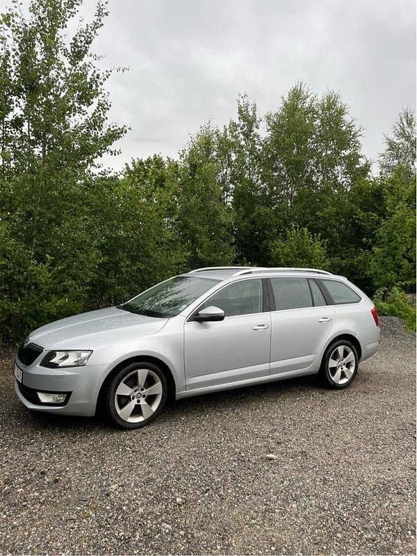 Silver Begagnad 2014 Skoda Octavia Elegance Kombi | 77 000 kr (Marknadspris) - Bild 1/4