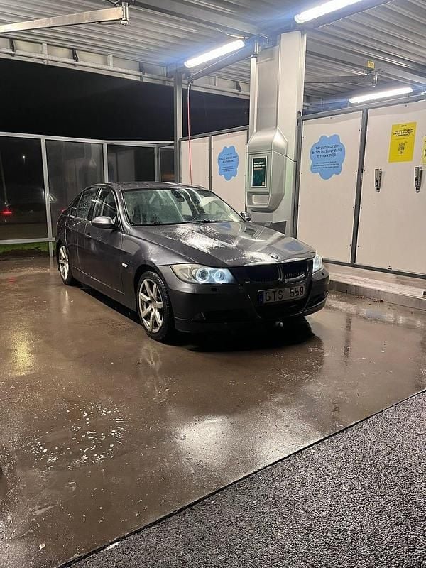 Begagnad 2008 BMW 320 Sedan | 55 000 kr (Marknadspris) - Bild 1/4