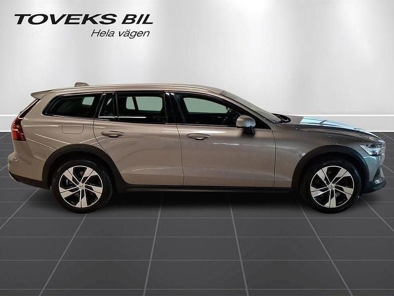 Begagnad Volvo V60 CC Momentum 190 HK (139 kW) 2021 Grå Kombi