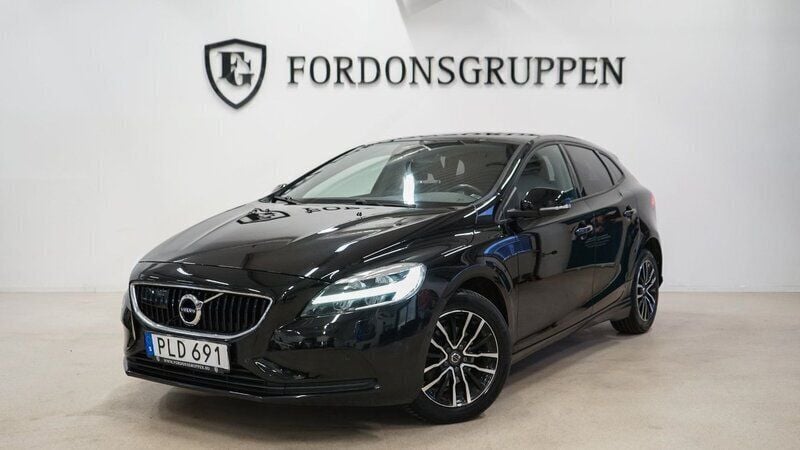 Svart Begagnad 2017 Volvo V40 Momentum Kombi | 134 800 kr (Marknadspris) - Bild 1/4