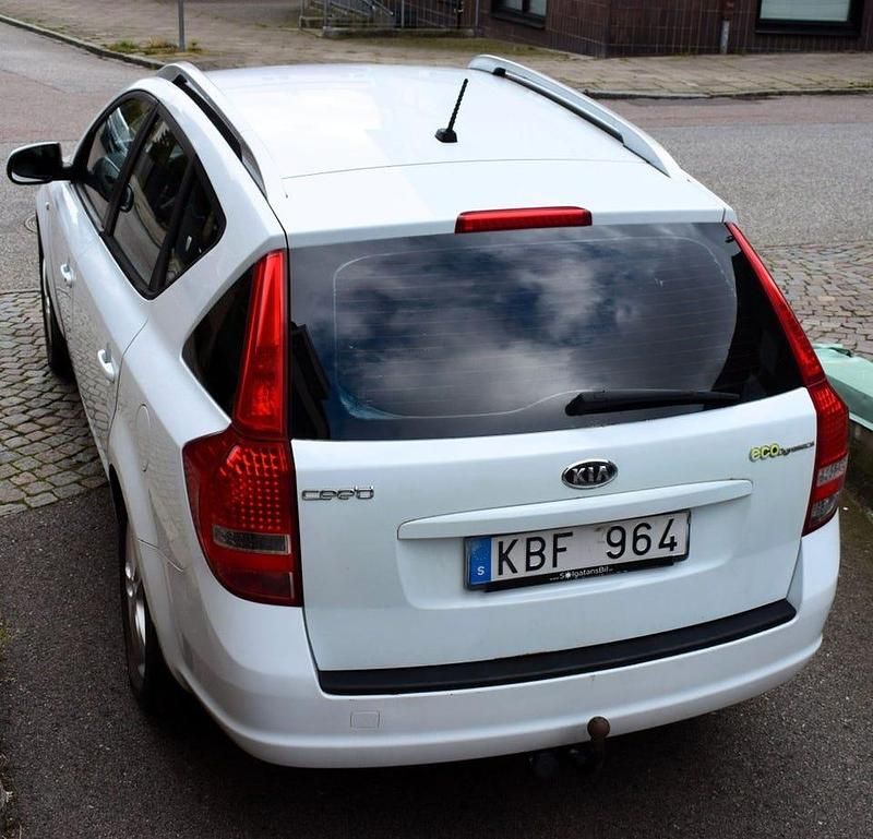 Begagnad Kia Ceed Sportswagon 116 HK (85 kW) 2010 Vit Kombi