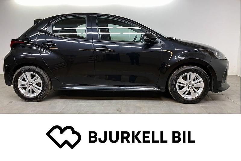 Obsiden svart Begagnad 2024 Mazda 2 Halvkombi | 229 900 kr (Marknadspris) - Bild 1/4