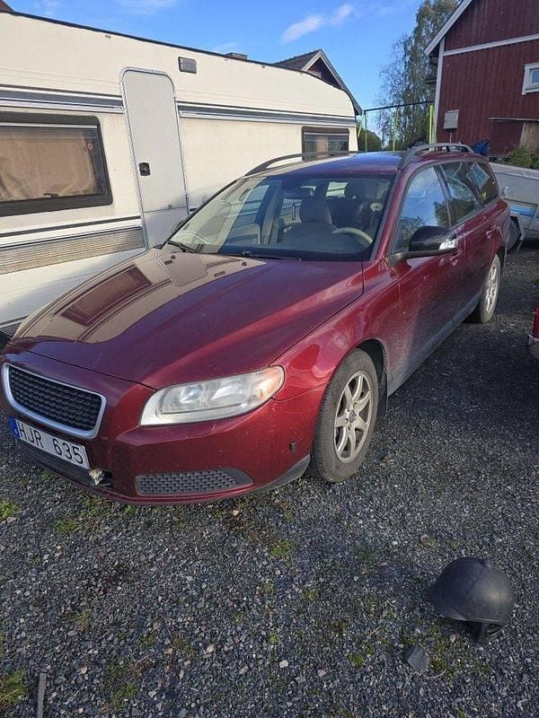 Röd Begagnad 2008 Volvo V70 Kinetic Kombi | 34 000 kr (Marknadspris) - Bild 1/2