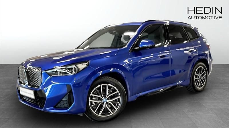 Blå (blue) Begagnad 2024 BMW iX1 M Sport SUV | 498 700 kr (Bra pris) - Bild 1/4