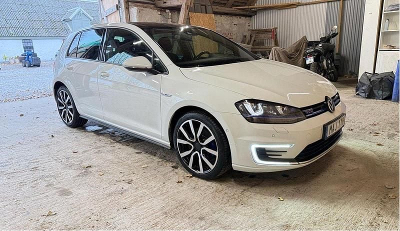 Vit Begagnad 2016 VW Golf VII GTE Halvkombi | 169 000 kr (Bra pris) - Bild 1/4