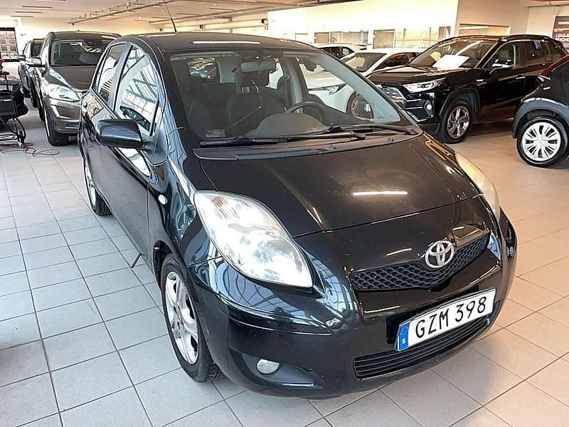 Svart Begagnad 2011 Toyota Yaris Halvkombi | 39 900 kr (Bra pris) - Bild 1/4