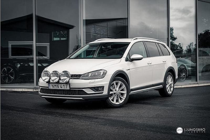 Vit Begagnad 2015 VW Golf Alltrack Kombi | 159 900 kr (Marknadspris) - Bild 1/4